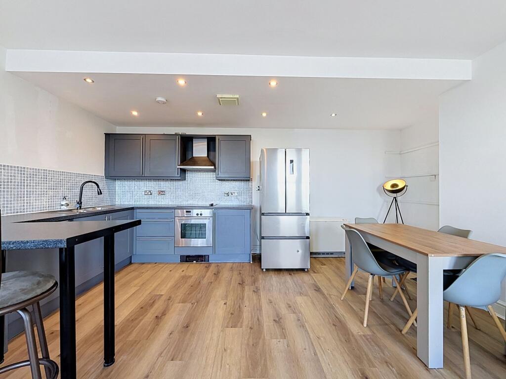 Apartment in Cardiff, Crockherbtown, Castle - View 3