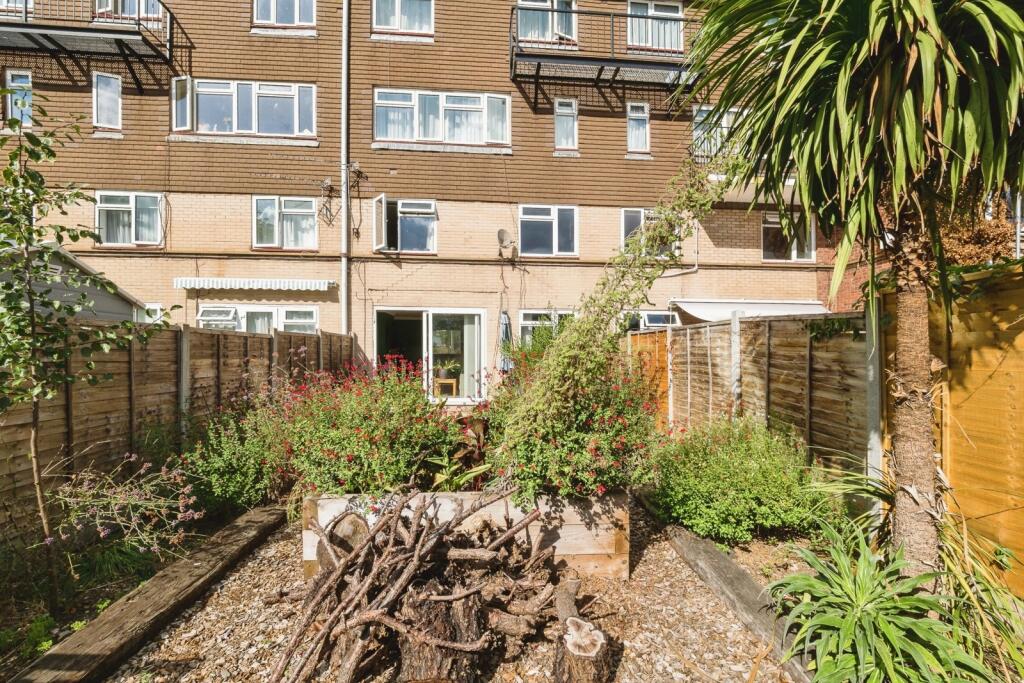 Apartment in Romford - More