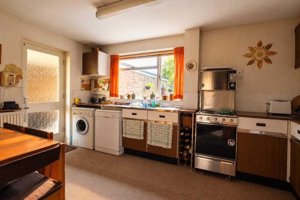 Brixham Close, Bedford, Bedfordshire, MK40 photo 4