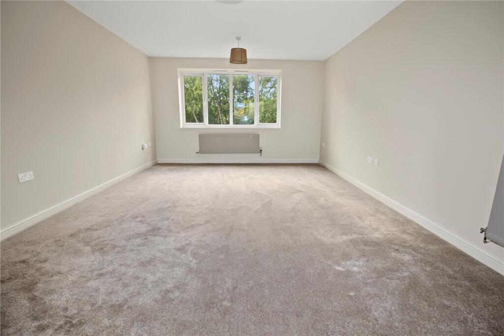 Walton House, 127 Redhouse Way, Swindon, Wiltshire, SN25 photo 2
