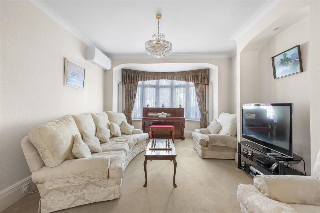 House in Ilford, Clayhall - View 5