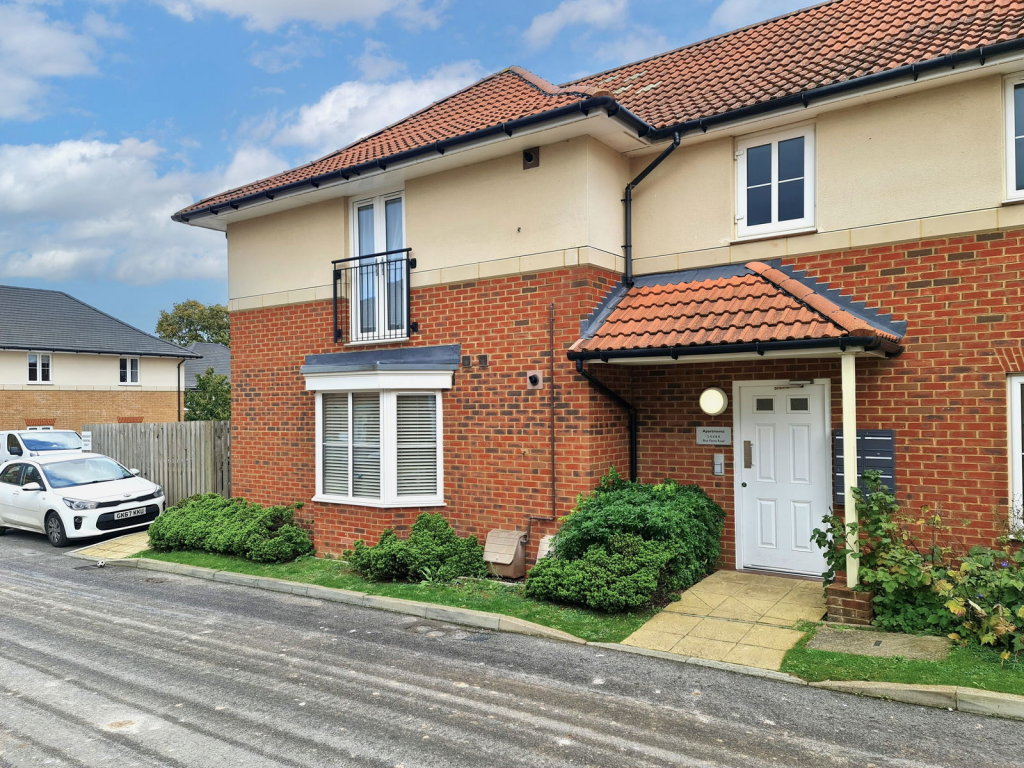 2-bed flat on Blue Flame Road, Aylesham, Canterbury, CT3 3FZ, £58,500