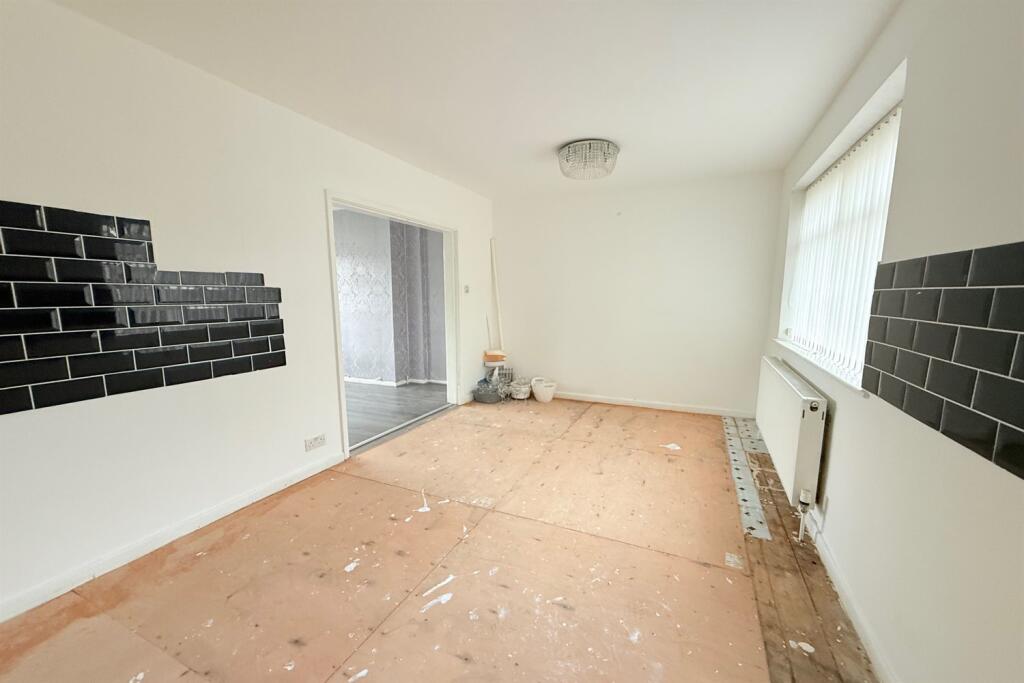 House in Runcorn, Halton Brook, Astmoor - More