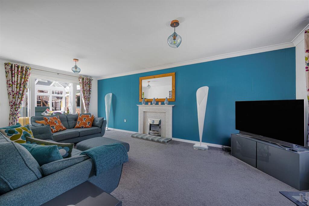 30, Wellcroft Gardens, Lymm, Warrington, WA13 0LU, Lymm photo 3