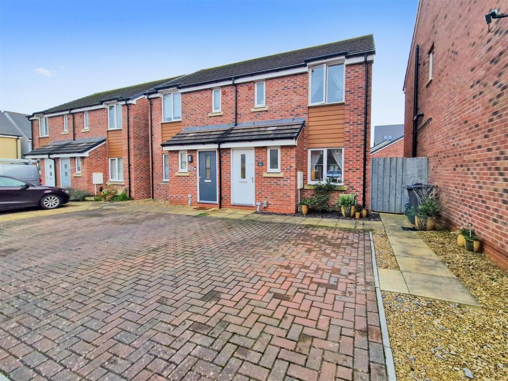 Wayfarer Close, Haywood Village - ENSUITE TO MASTER