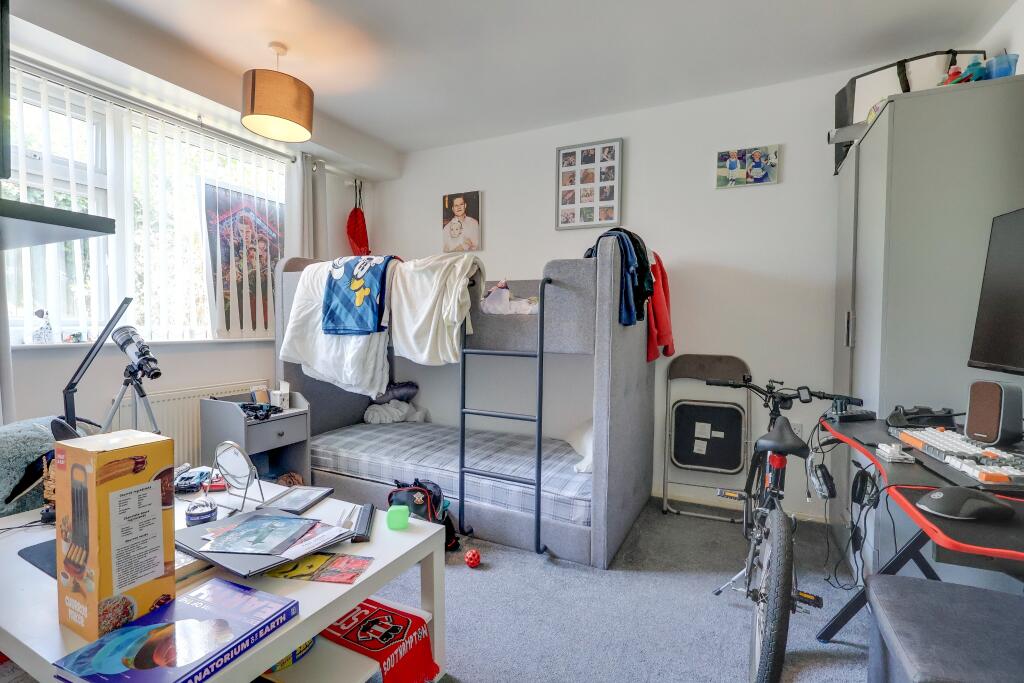 House in Eastleigh, Hound - More