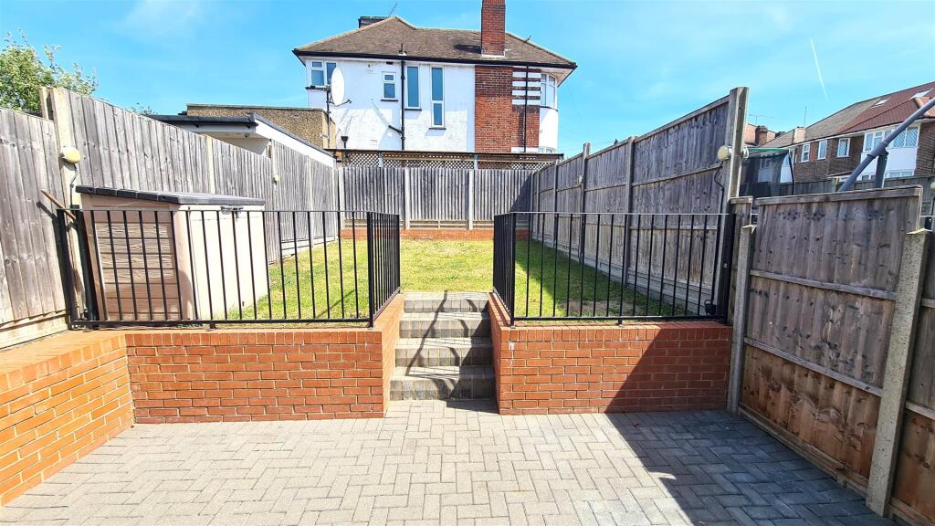 House in London, Brunswick Park - View 4