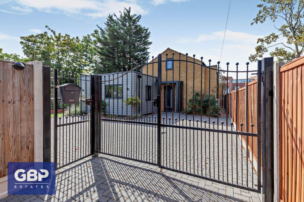 Brentwood Road, Romford, RM1 photo 4