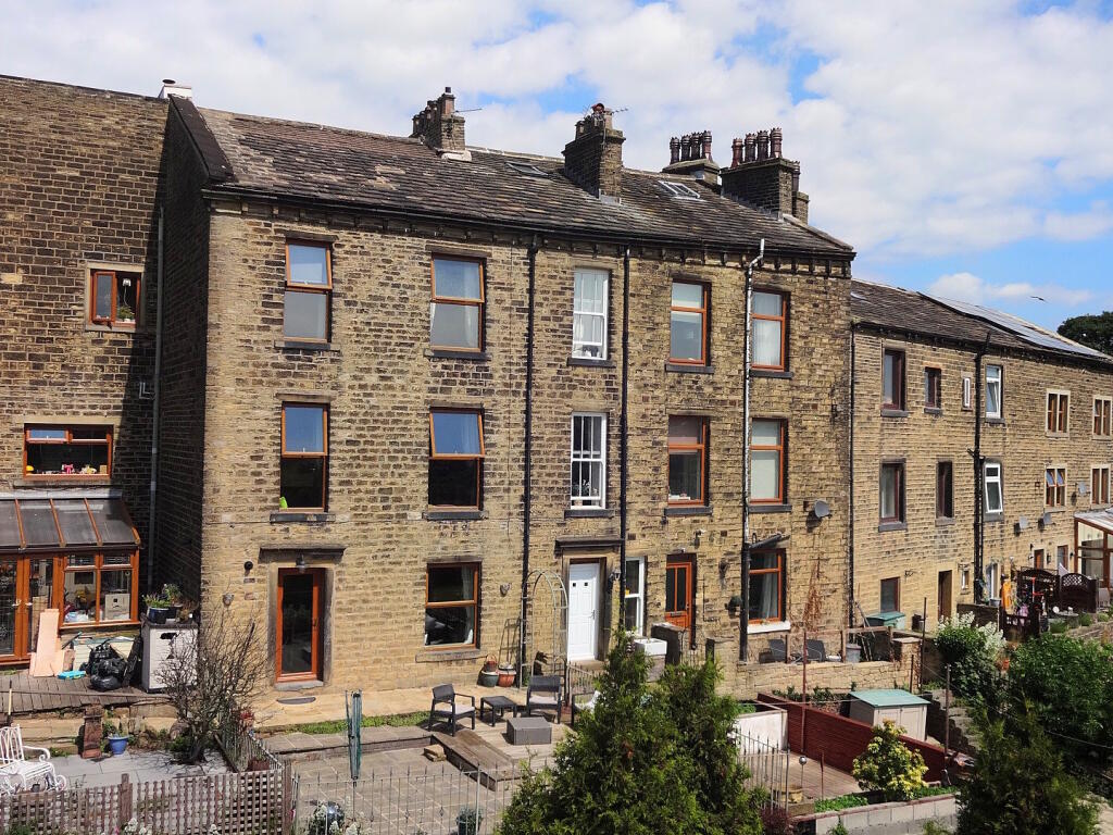 3-bed terraced on 309 Stainland Road, Stainland, HX4 9EH, £340,000