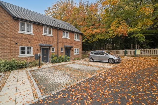 2-bed terraced on Woodside Close, Bagshot, £157,500