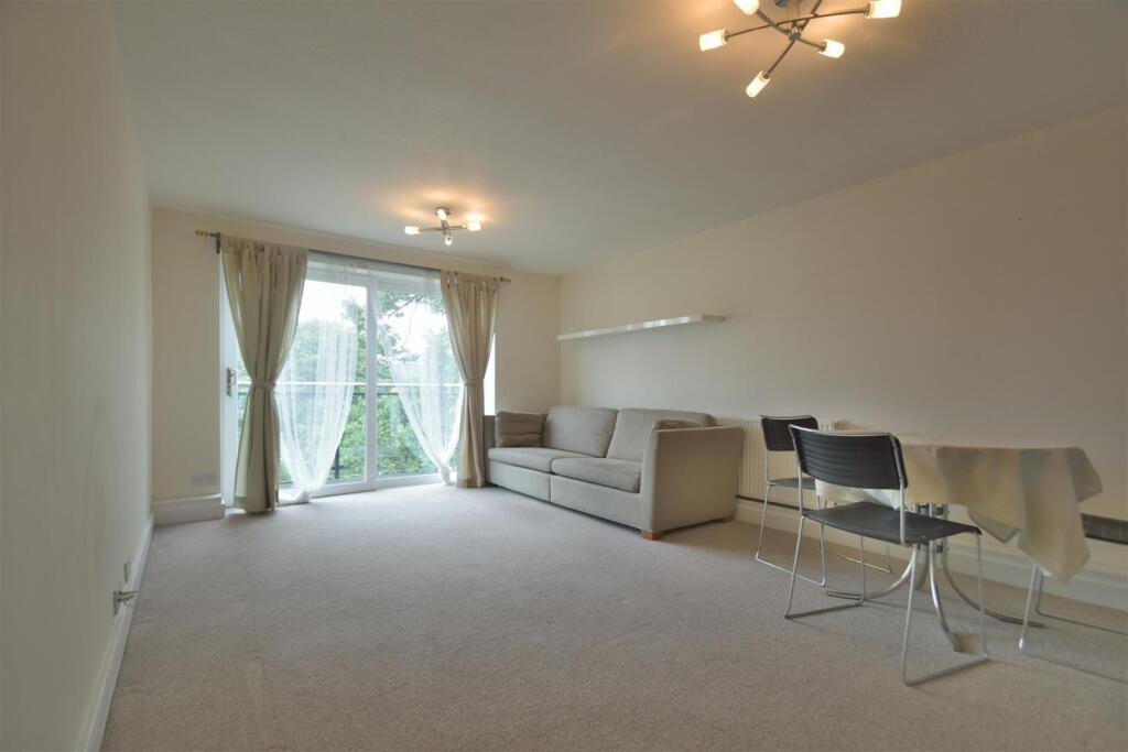 Apartment in Southall - More