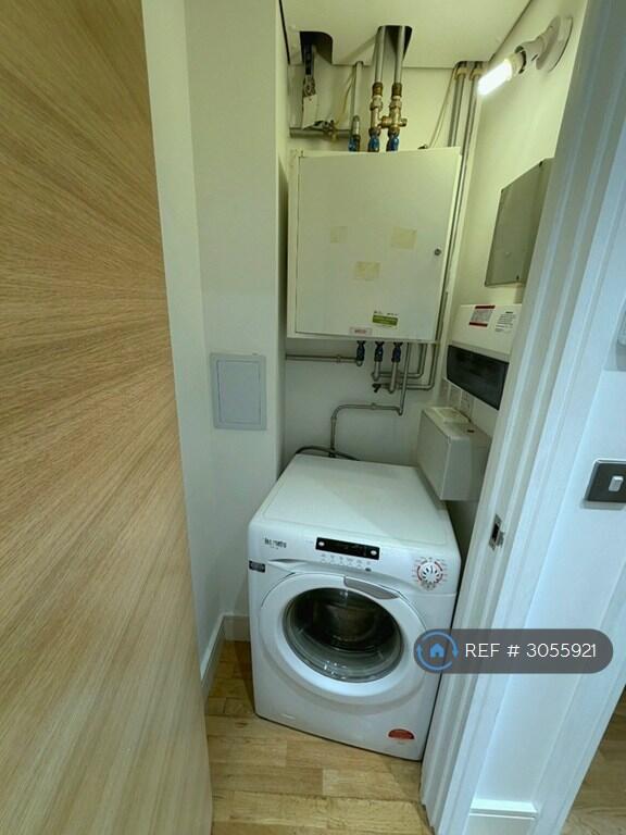 Apartment in Broxbourne, Hertfordshire - View 4