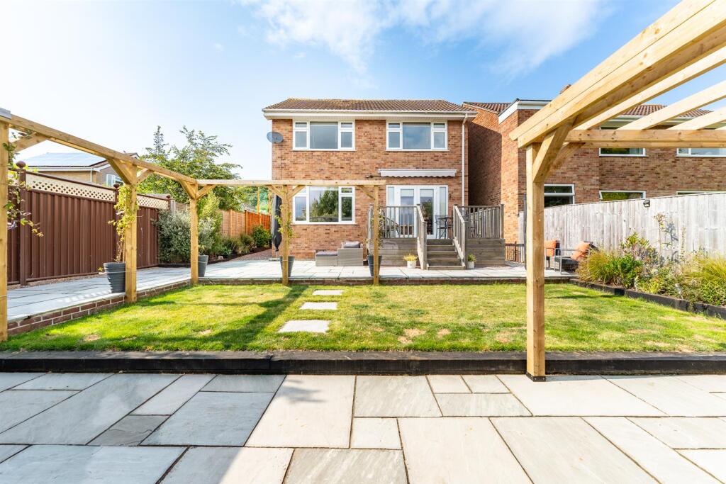 3-bed detached on Manor Valley, Weston-Super-Mare, £375,000