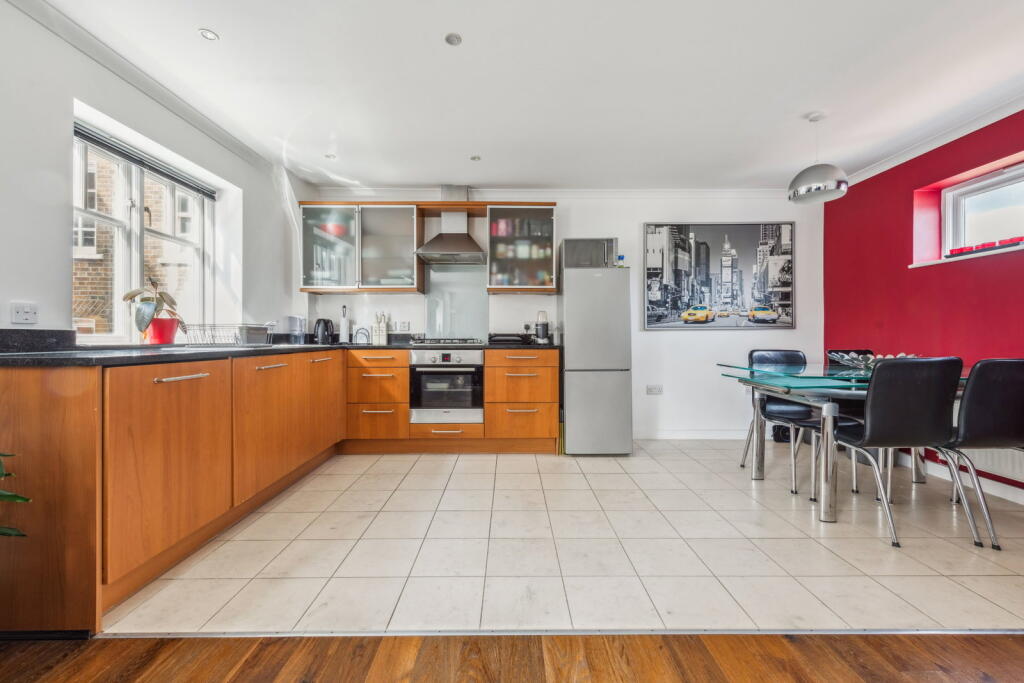 Apartment in Watford, Hertfordshire - View 2