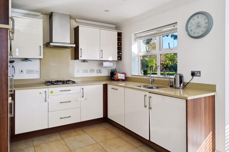 3 Bedroom Flat, Maidenhead photo 4