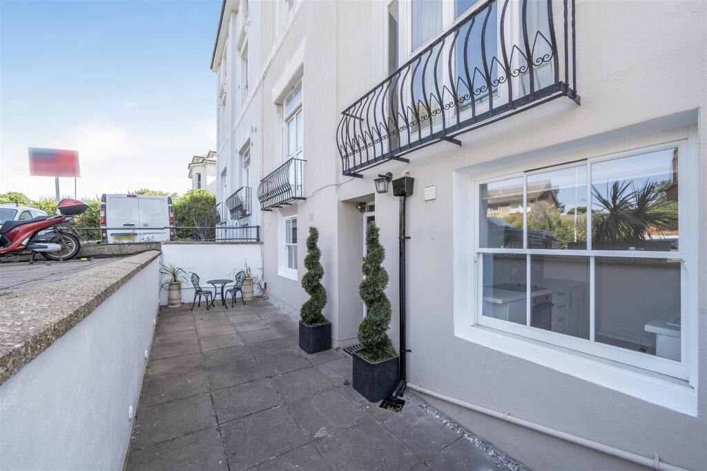 Apartment in Kingston upon Thames - View 4