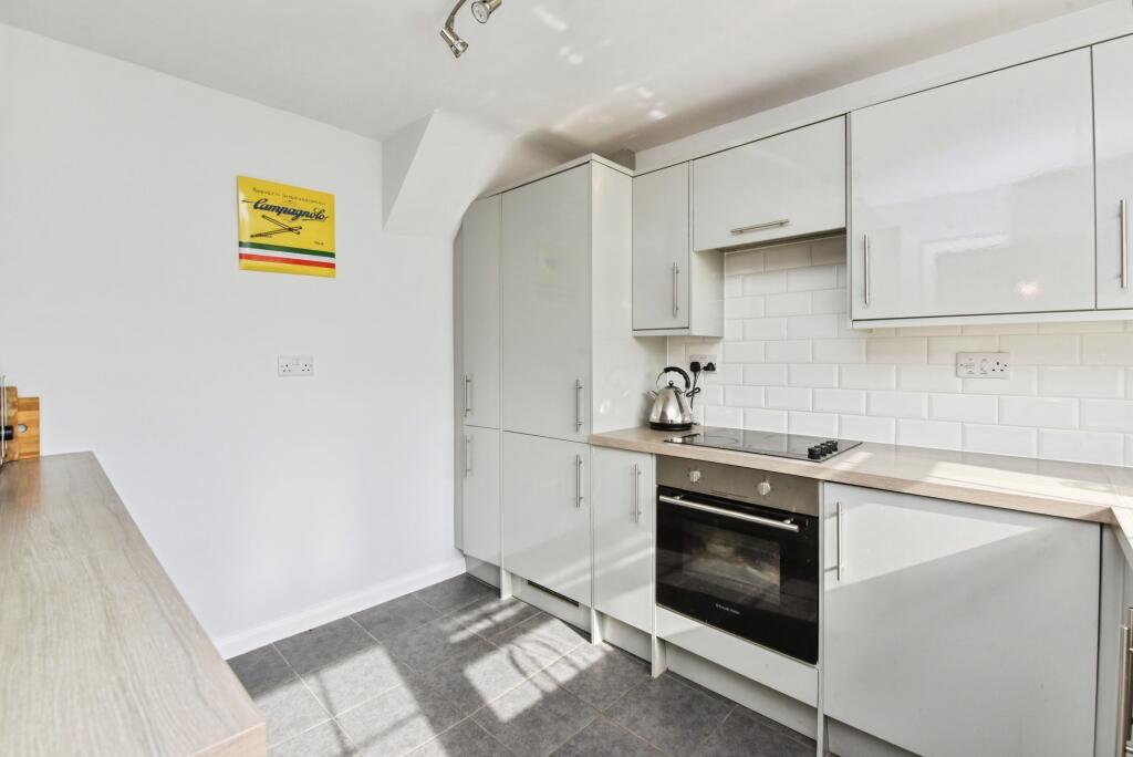 Curzon Close, Calne, SN11 photo 4