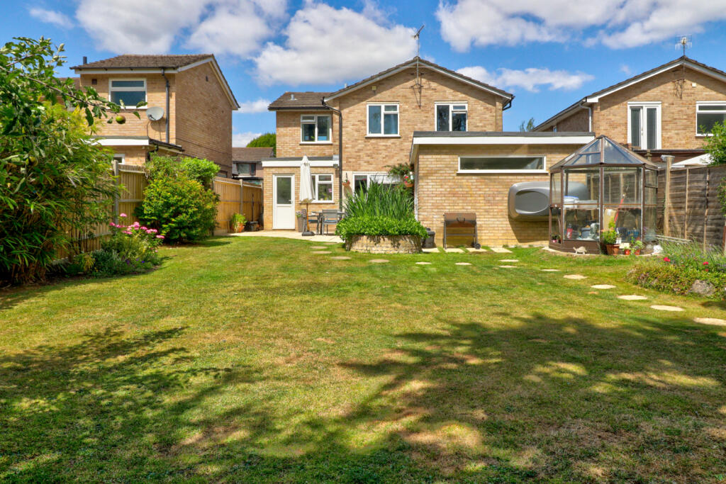 Hawthorn Crescent, Hazlemere, High Wycombe, Buckinghamshire, HP15 photo 4