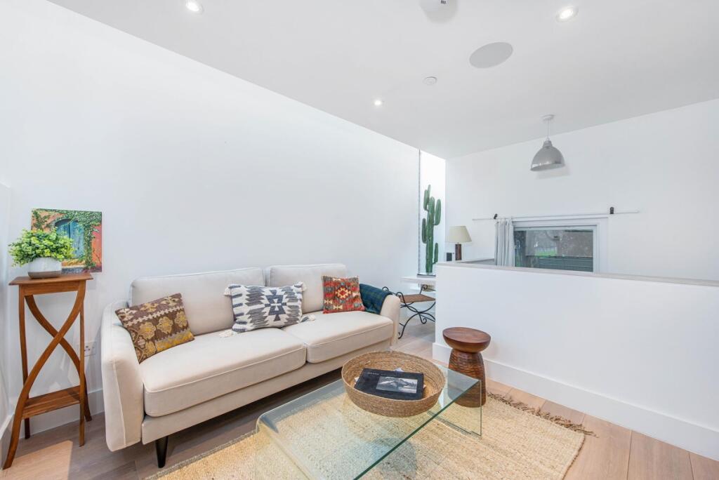 2 bedroom end of terrace house for rent