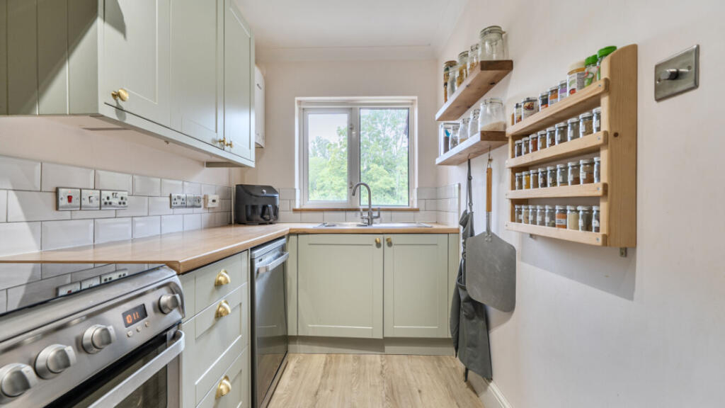 Meldone Close, Surbiton, KT5 9HQ photo 2