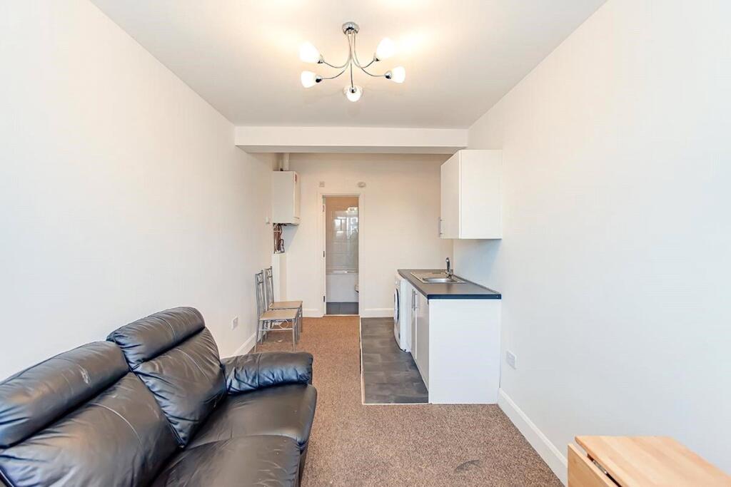 Apartment in Watford, North Watford - View 2