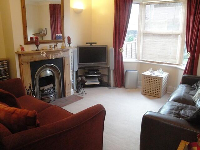 2 bedroom Semi-Detached House in Godalming photo 3