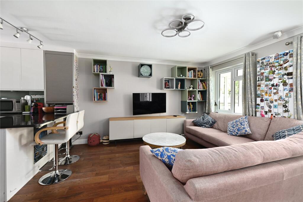 House in Runnymede, Egham - More