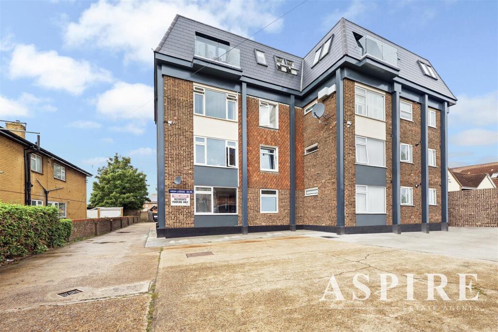 2-bed flat on High Road, Benfleet, £195,000