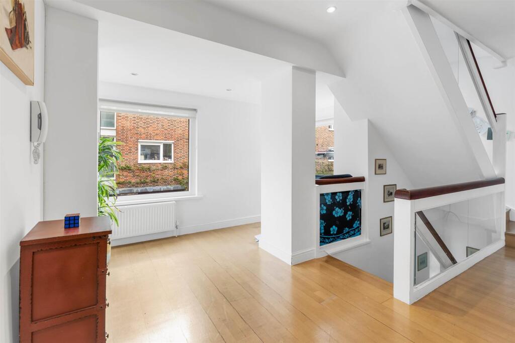 House in London, Royal Borough of Kensington and Chelsea - More