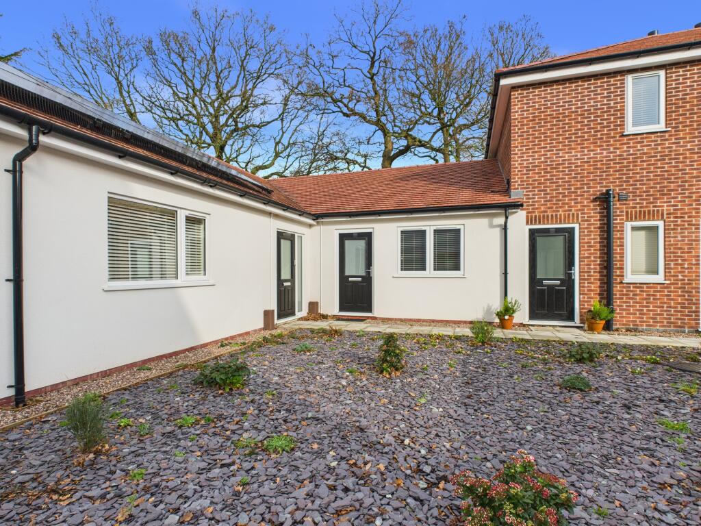 Main image of property: Flat 11 Manor Road