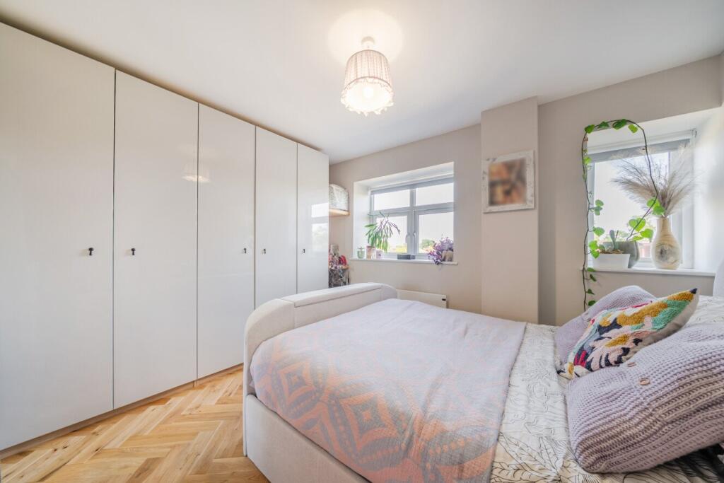 Apartment in Kingston upon Thames - View 4