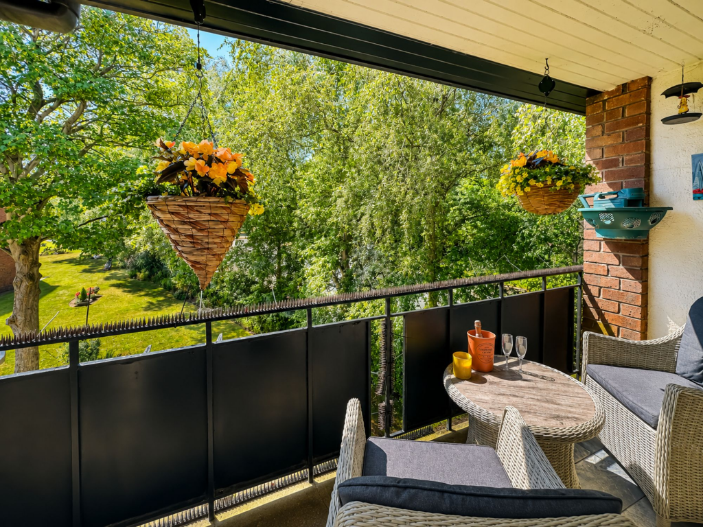 Apartment in Wirral, Liverpool City Region - View 2