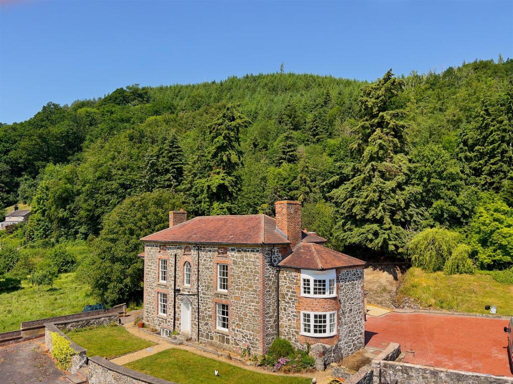 Main image of property: Bron Y Maen, Meifod