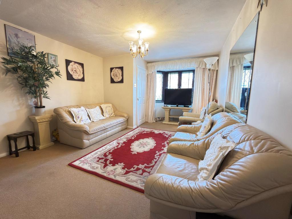 House in Luton, Round Green - View 2