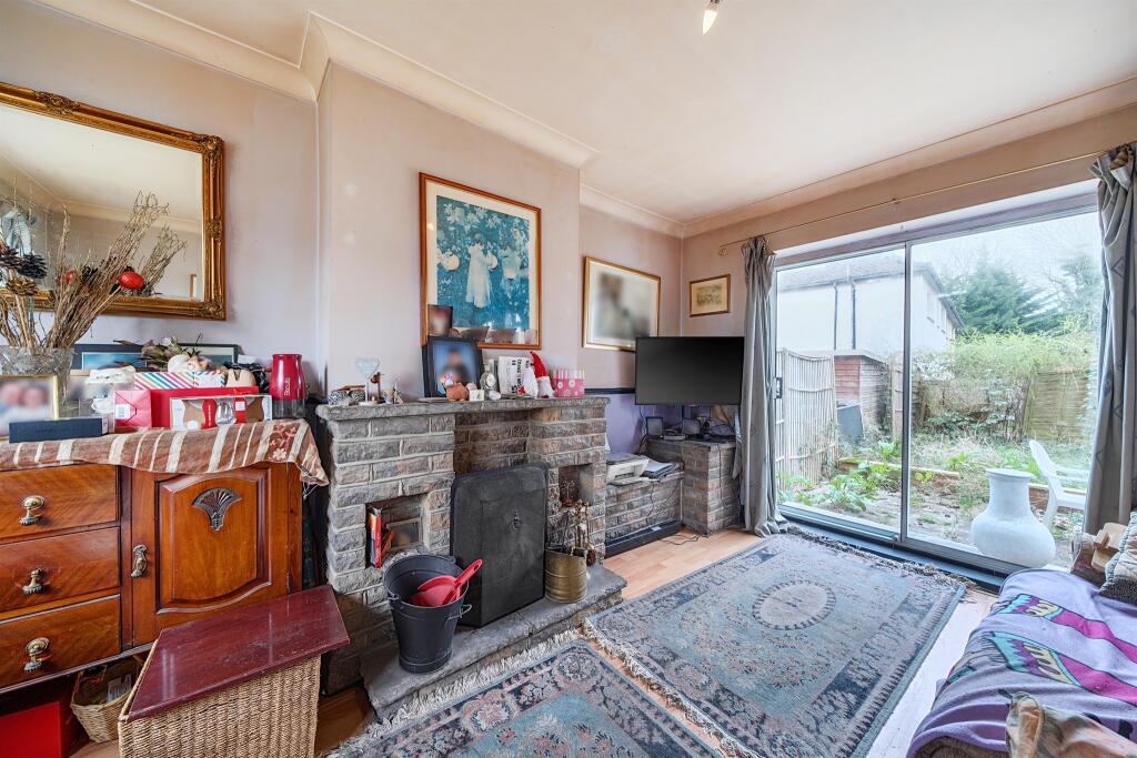 Desborough Crescent, Maidenhead photo 3