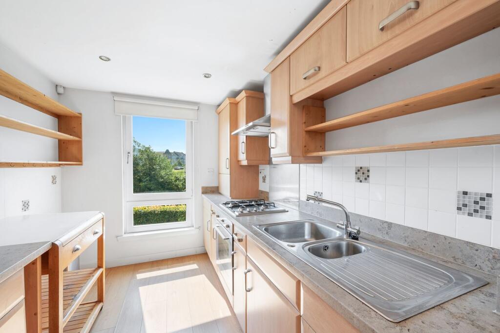 Apartment in Dunfermline, Fife - View 4