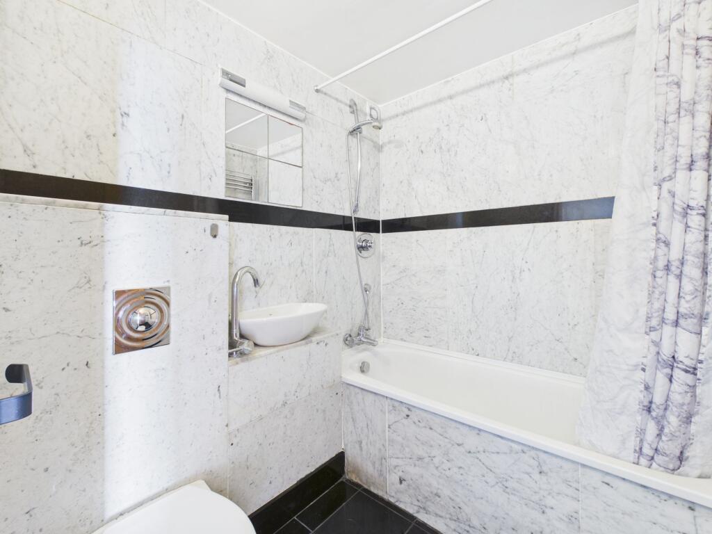 Apartment in Worthing, West Sussex - More
