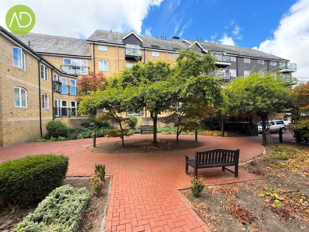Apartment in East Hertfordshire, Ware - View 5