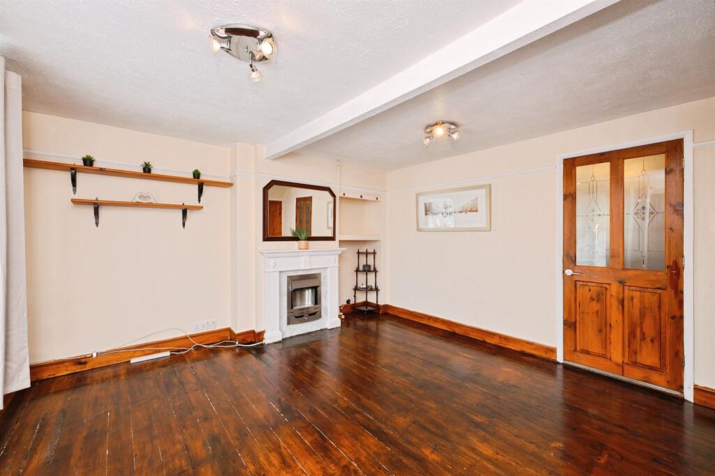 House in Welwyn Hatfield, Hertfordshire - View 4