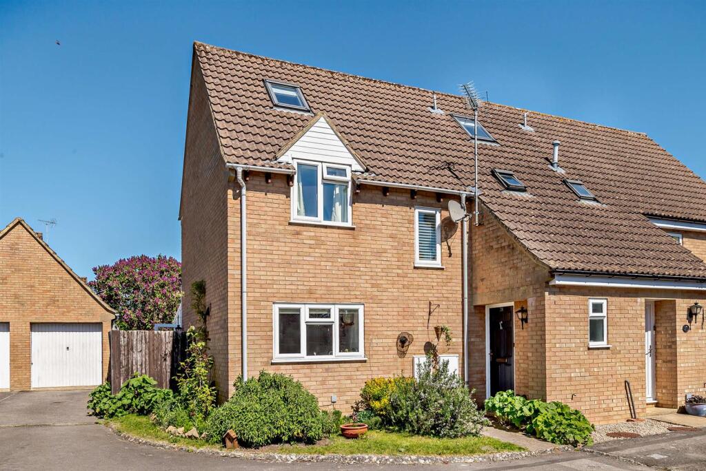 28, Roberts Close, Stratton, Cirencester photo 4