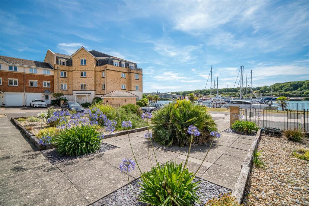Medina View, East Cowes - More