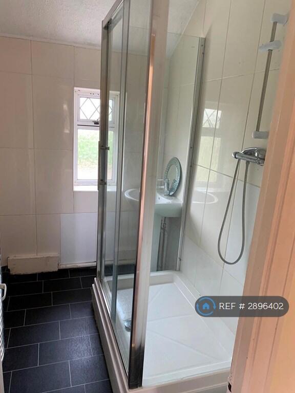 5 bedroom semi-detached house for rent