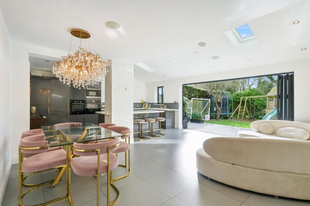 House in Tadworth, Tattenham Corner - View 2