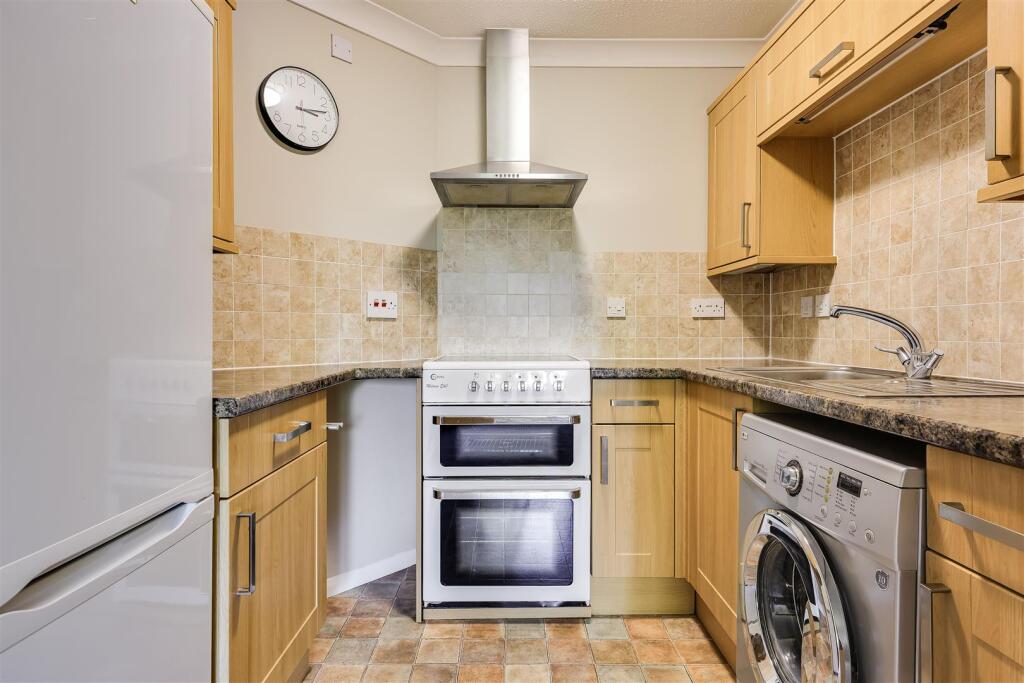 Apartment in Cambridge, Cambridgeshire - View 4
