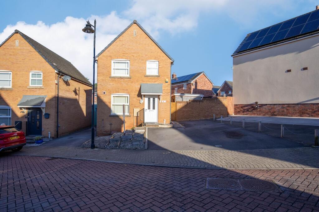 3-bed detached on Lon Yr Helyg, Coity, Bridgend, CF35 6, £250,000