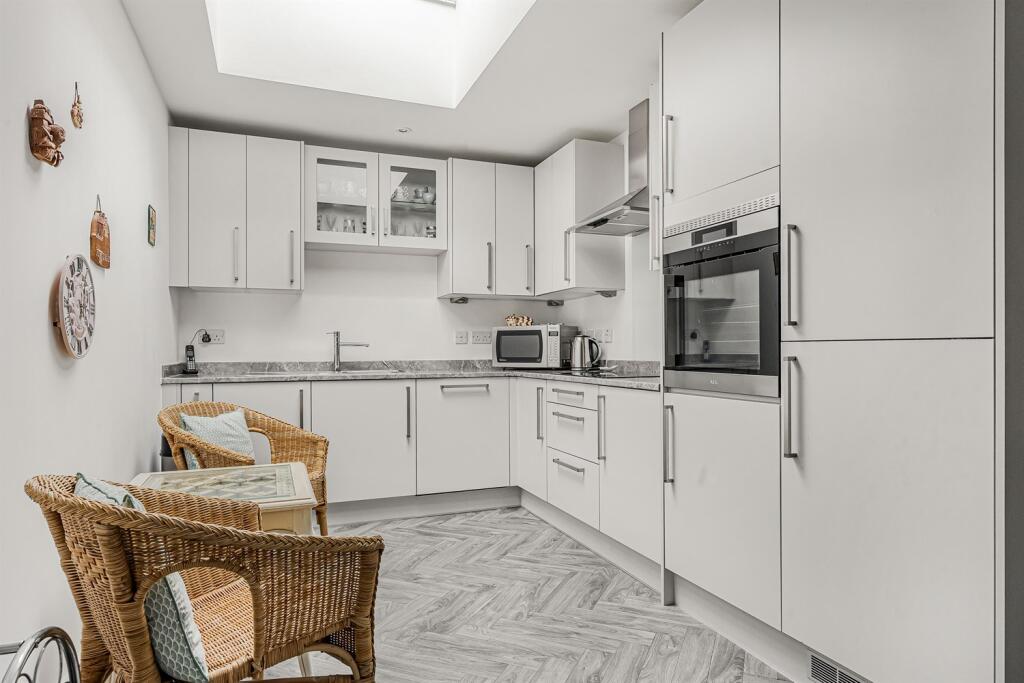 Apartment in Reading, Caversham - View 3