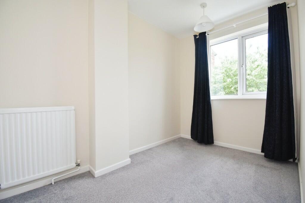 House in Fareham, Locks Heath - More
