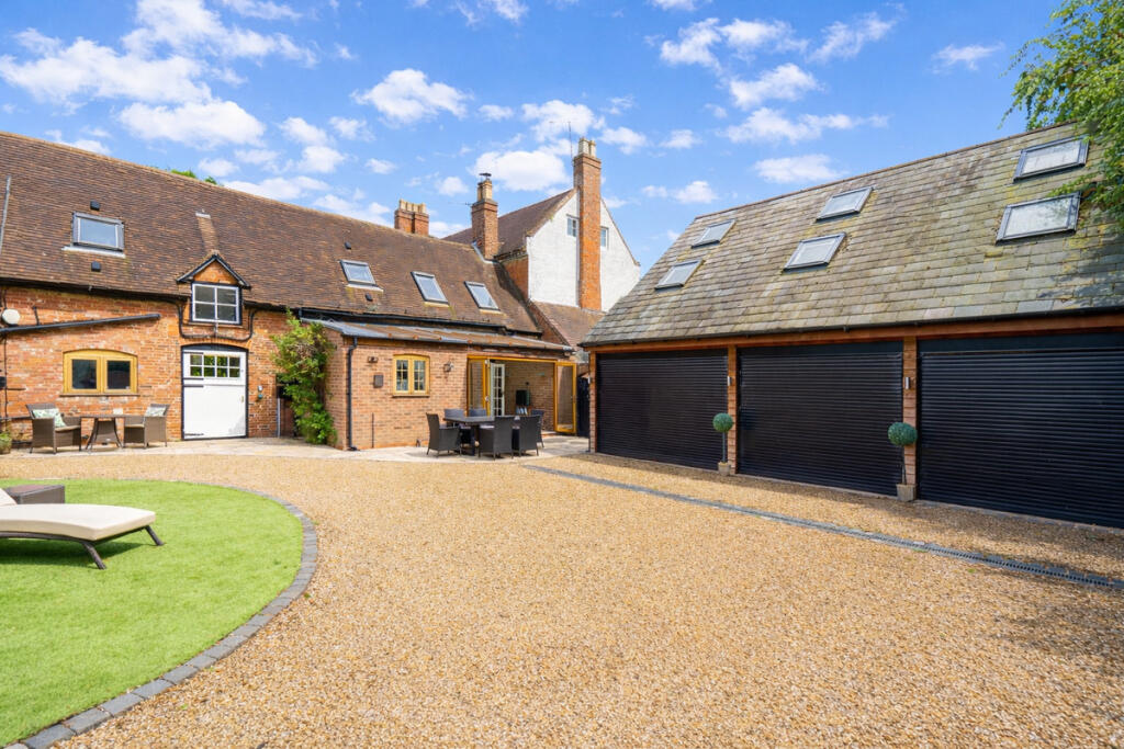 Main image of property: Shrewley, Warwick, TRIPLE GARAGE 3 Bed + En Suite Studio