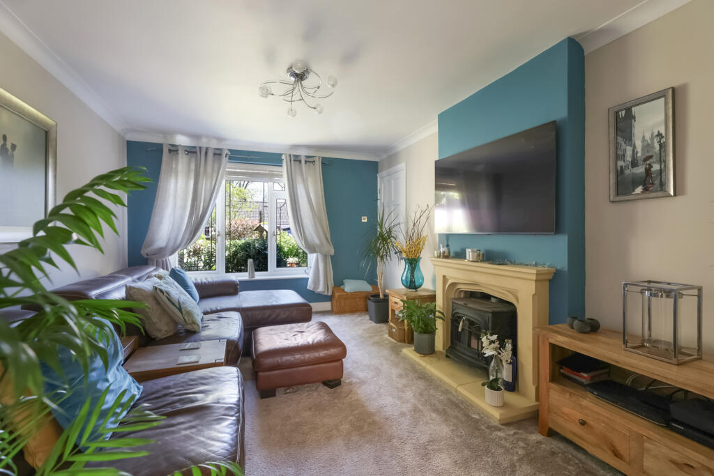 Yew Tree Road, Charlwood, Horley, Surrey, RH6 photo 4