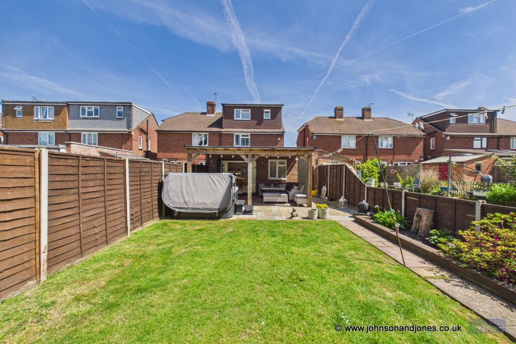 School Lane, Addlestone, Surrey photo 2